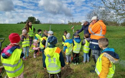 Die nächste Generation Gärtner – Apfelbaum-Pflanzprojekt mit dem Kindergarten