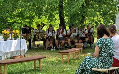 Freiluftgottesdienst mit Blaskapelle
